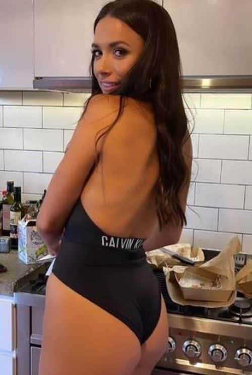 Lily Cook had a disastrous experience of privacy intrusion as she was at the beach on November 12 (Lily Cook/ Instagram)