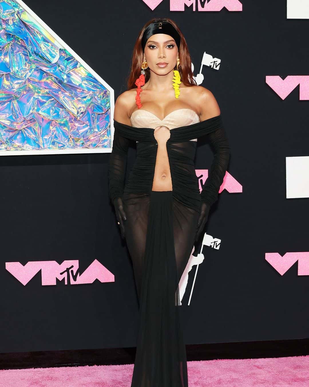 Anitta's bizarre earrings were totally failed (Instagram/@mtv)
