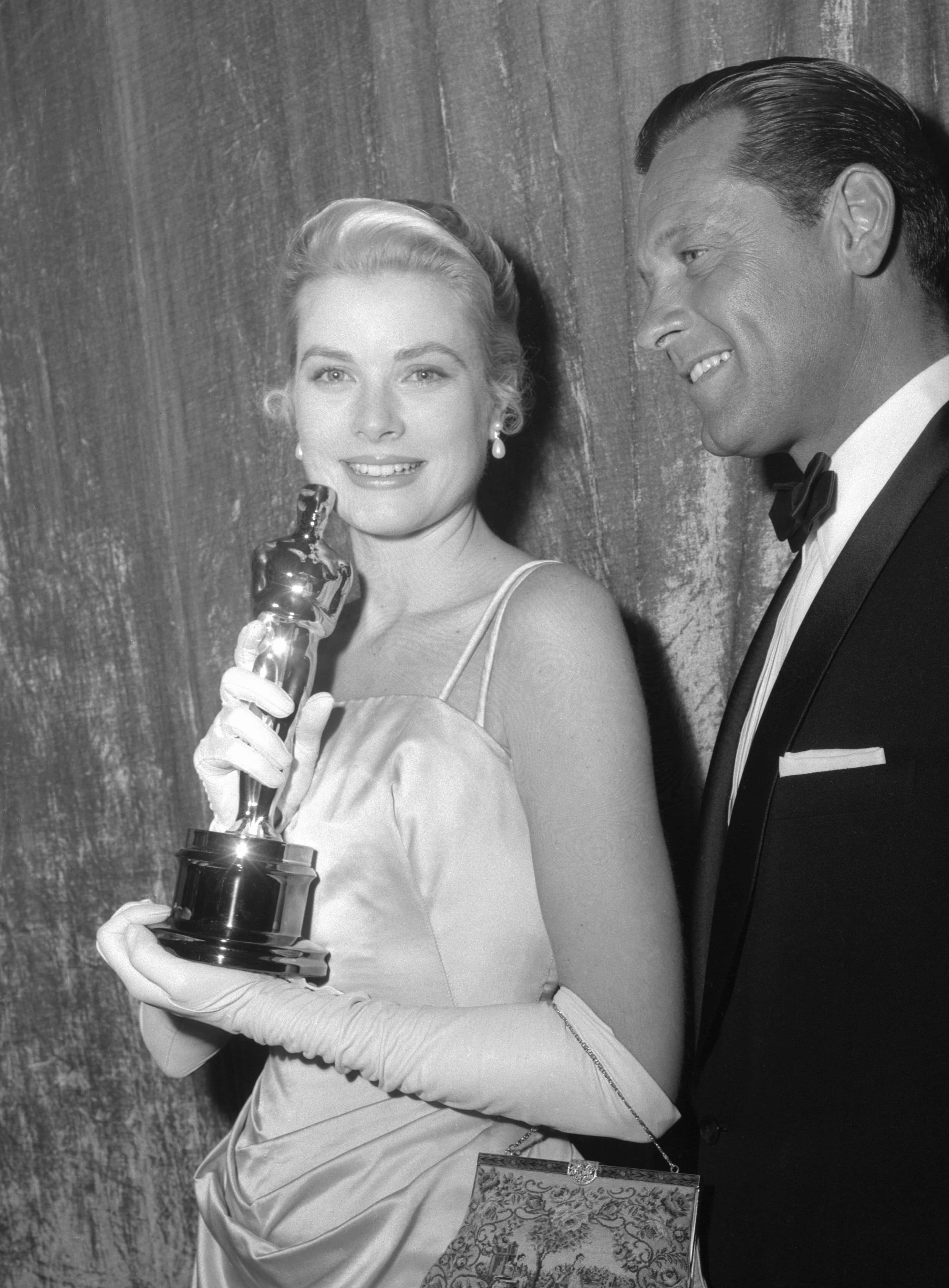Grace Kelly with William Holden at the 27th Academy Awards in 1955 (Wikipedia)