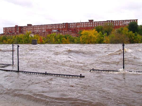 Merrimack River in flood, October 2005, Manchester, New Hampshire (Marc Belanger/Public Domain)