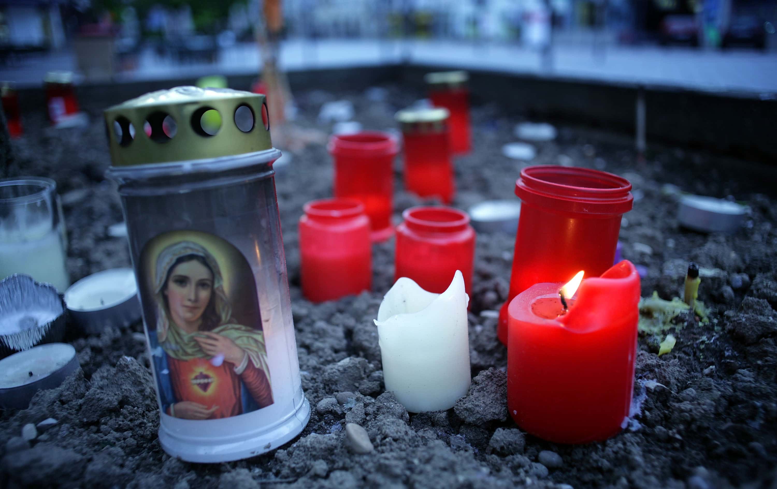 Candles burn at a memorial at the Amstetten historic market place, the town, where a father imprisoned his daughter for 24 years and had seven children with her, on May 1, 2008 in Amstetten, Austria. According to police Josef Fritzl kept his daughter Elizabeth, now 42, imprisoned in his basement and sexually abused her. Three of the children, now aged 5, 18 and 19, had never seen the light of day until the eldest was recently taken to hospital because of a severe illness. (Photo by Johannes Simon/Getty Images)