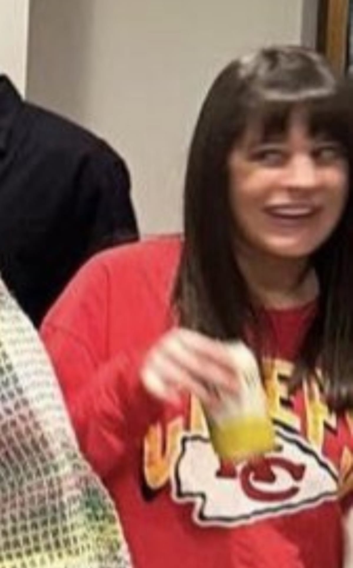 A woman seen in the background of Taylor Swift and Travis Kelce's kiss photo also went viral (@chariah_/Instagram)