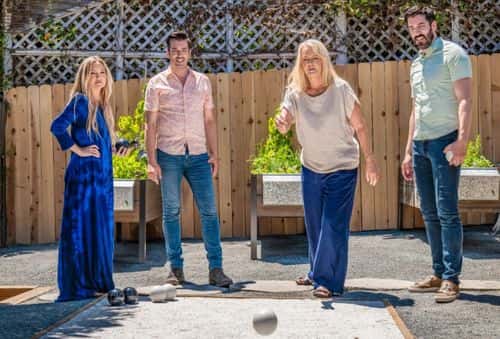 Kate Hudson and her future mother-in-law Melissa Linehan with hosts Drew Scott and Jonathan Scott in 'Celebrity IOU' Season 4 Part 2 (HGTV)