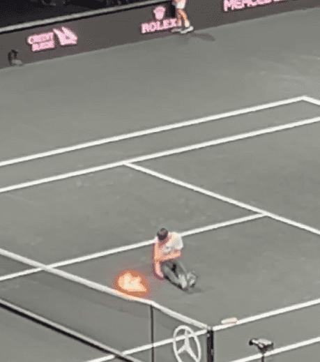 A climate protester set his arm on fire during the Laver Cup match between Stefanos Tsitsipas and Diego Schwartzman (Twitter@samstreetwrites)