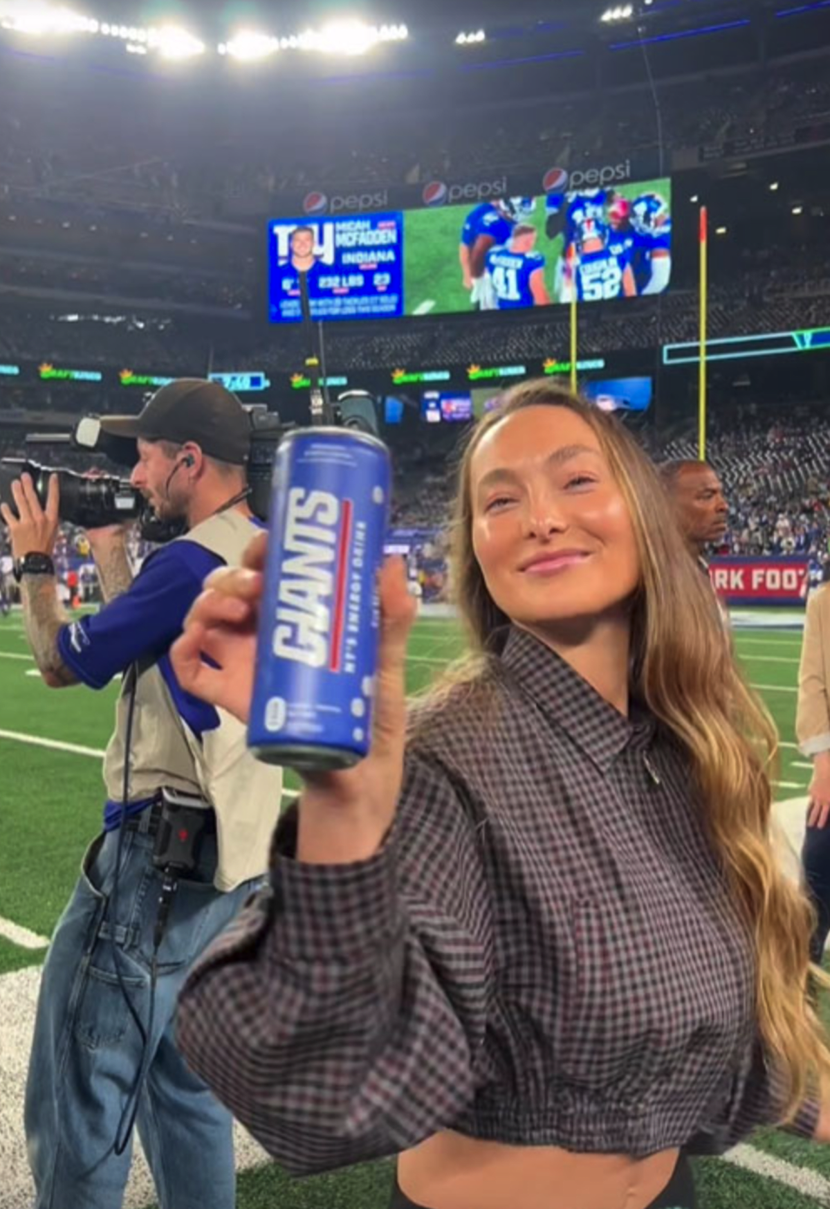 Kayla Quick showed off her dance moves at the sidelines of the NY Giants game (@fizznessofficial/Instagram)