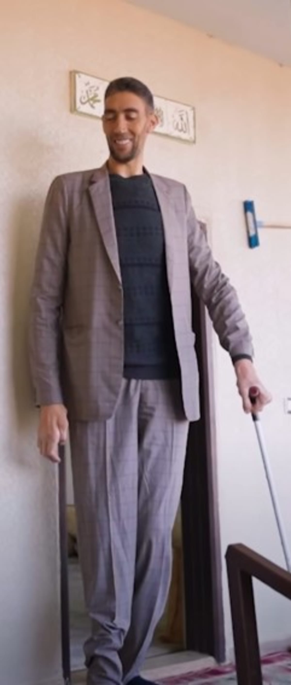 Sultan Kosen the tallest man currently living is shorter than Robert Wadlow (KellyWakasa/YouTube)