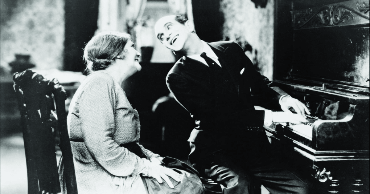 Scene from the movie 'The Jazz Singer'— Jolson as Jakie Rabinowitz (r.), Eugenie Besserer as Sara Rabinowitz(Warner Bros)

