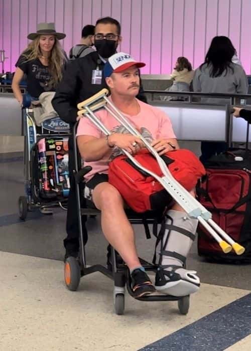Luke Hemsworth seems to have suffered an injury as he was spotted with a leg bandage and crutches in LAX. (Backgrid)