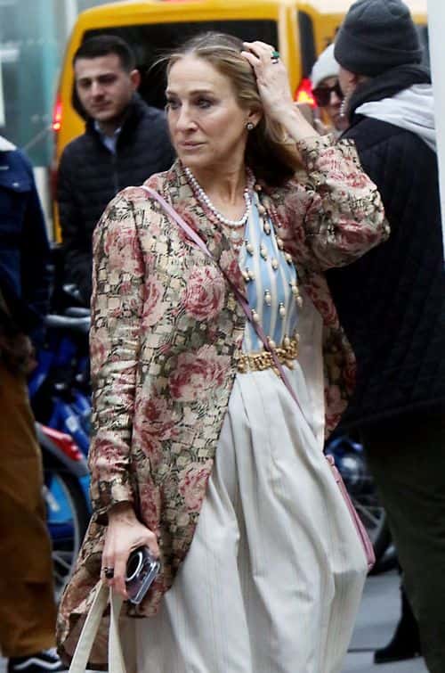 Sarah Jessica Parker mixes stripes & florals while filming her show in NYC (Backgrid)