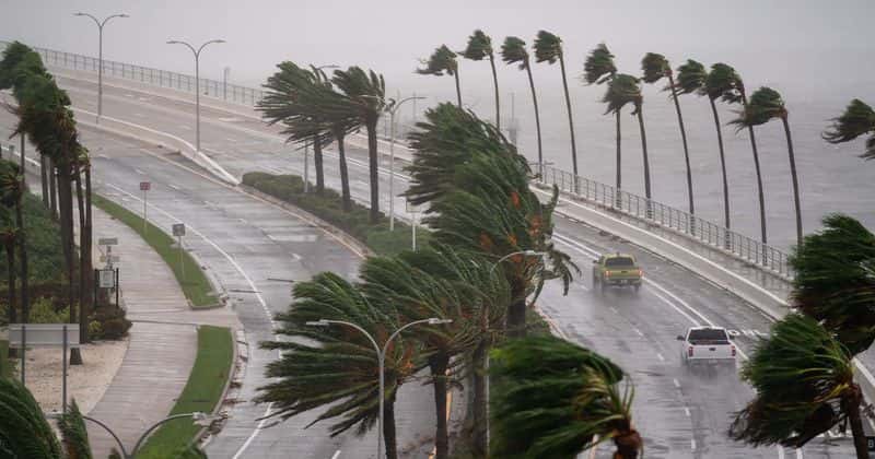 Motorists travel across the John Ringling Causeway as Hurricane Ian churns to the south on September 28 in Sarasota, Florida (Sean Rayford/Getty Images)