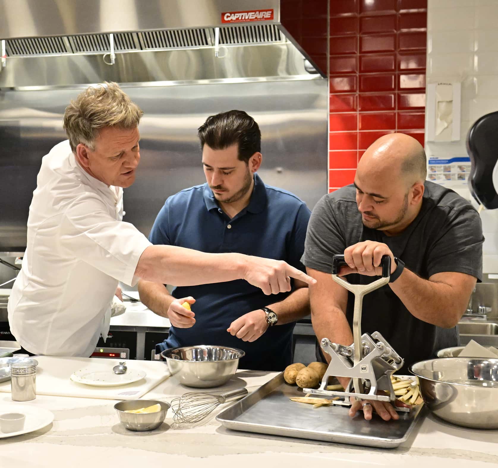 Chef Gordon Ramsay with the owners and crew of the restaurant. (www.foxflash.com) 