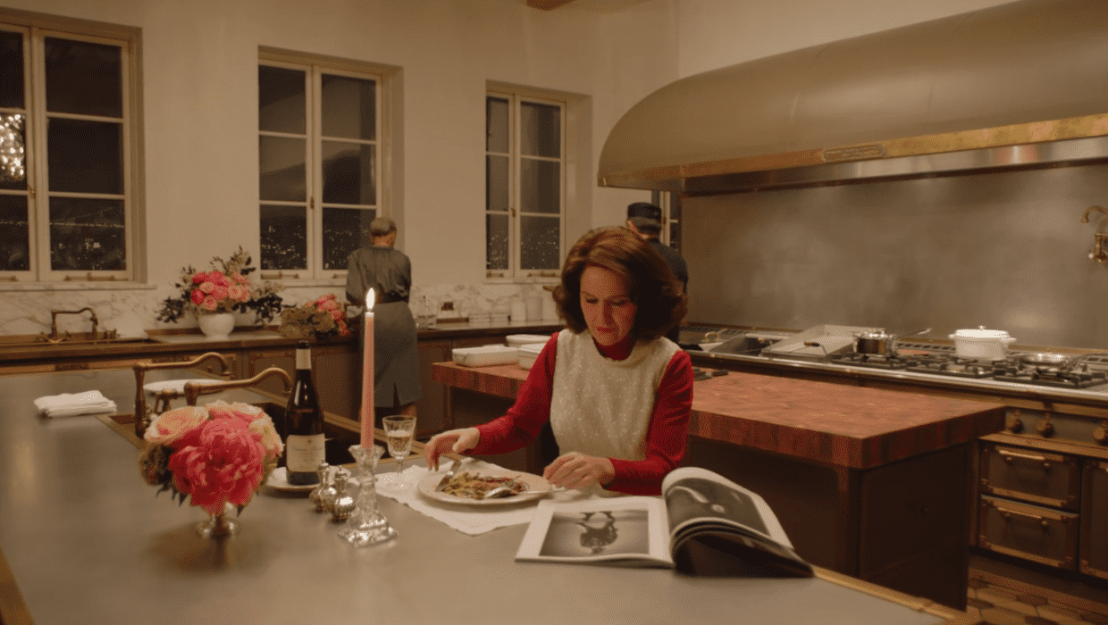 Midge Maisel eats by herself in 'The Marvelous Mrs. Maisel' series finale (Prime Video)