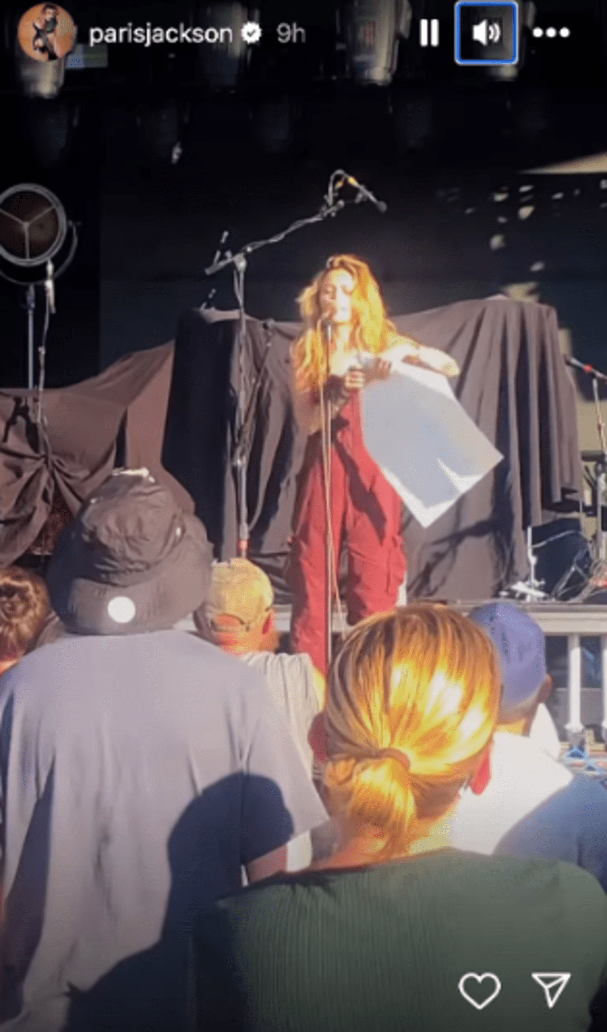 Paris Jackson pays tribute to her late father Michael Jackson on his 65th birthday while on stage in Colorado (