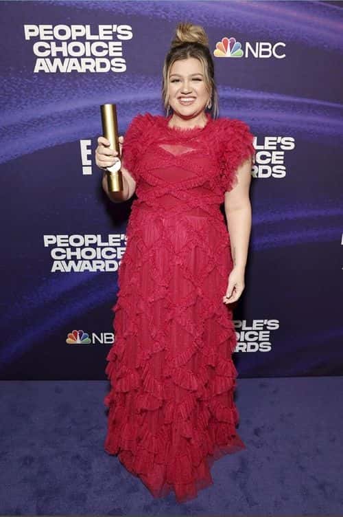 SANTA MONICA, CALIFORNIA - DECEMBER 06: 2022 PEOPLE'S CHOICE AWARDS -- Pictured: Kelly Clarkson accepts The Daytime Talk Show of 2022 award for ‘The Kelly Clarkson Show’ on stage during the 2022 People's Choice Awards held at the Barker Hangar on December 6, 2022 in Santa Monica, California.(Rich Polk/Getty Images)
