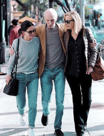 Courtney Cox, Lisa Kudrow, and Kudrow's father Lee (Source: Instagram)