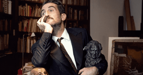 Luis Zahera holding the Goya award (Photo by luiszahera/Instagram)