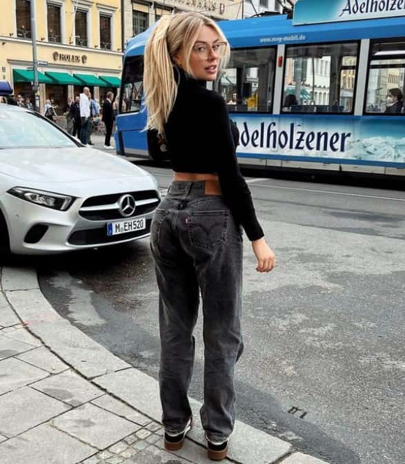 Corinna Kopf's height was called 'Hobbit size' in this picture (corinnakopf/Instagram)
