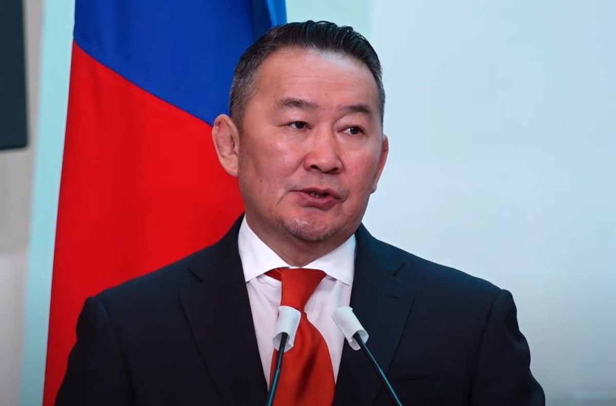 Tristan Tate's fans gather in comments to tell him about former president Khaltmaagin Battulga (BattulgaKhaltma/YouTube)