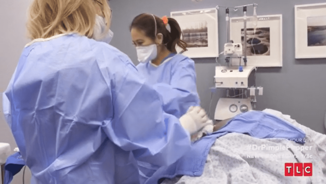 Dr Sandra Lee performing a surgery on her patient, Jamaal in 'Dr Pimple Popper' Season 8 (TLC)