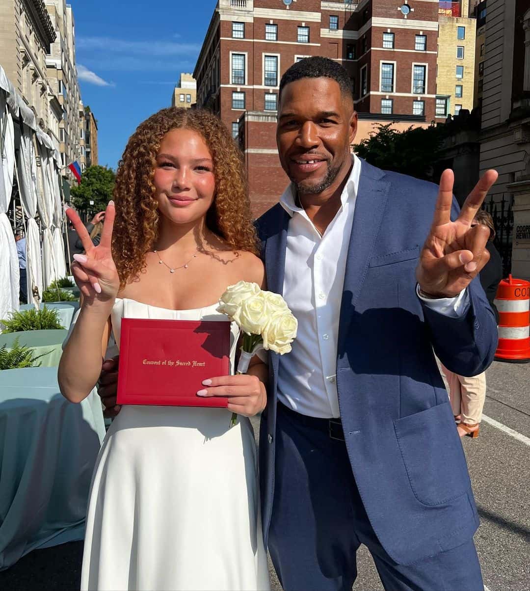 Michael Strahan strayed away from ex-wife Jean as he posed with his daugher Isabella (Instagram/@isabellastrahan)