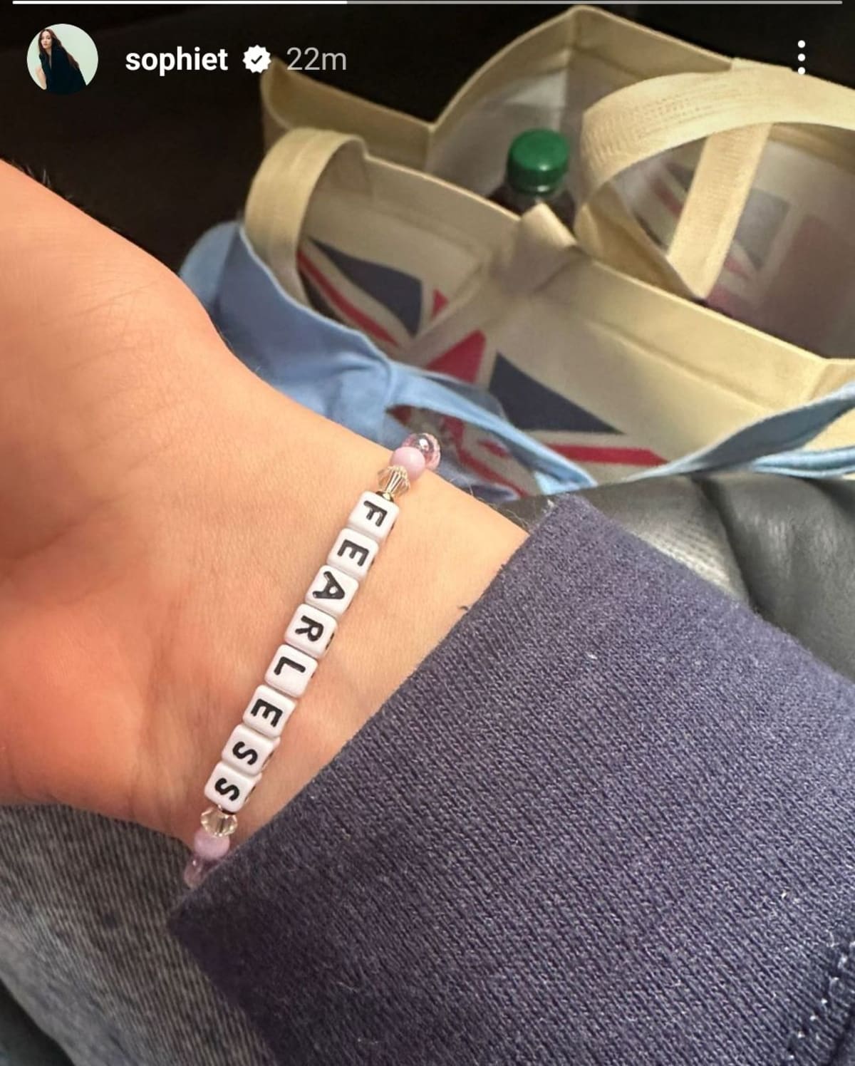 Sophie Turner wearing 'fearless' bracelet (@sophiet/X)