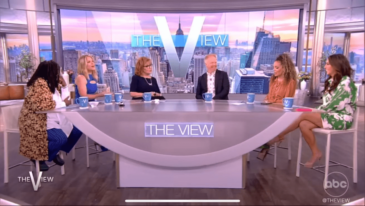 'The View' welcomed 'Modern Family' star Jesse Tyler Ferguson (@theview/YouTube)