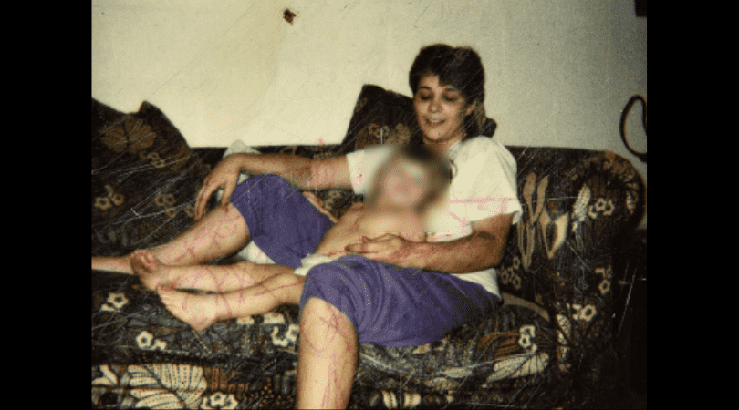 Christina Boyer and her daughter Amber on a couch in November 1991. The mother insists, after more than 30 years in prison, that she did not murder her daughter (christinaboyer.org)