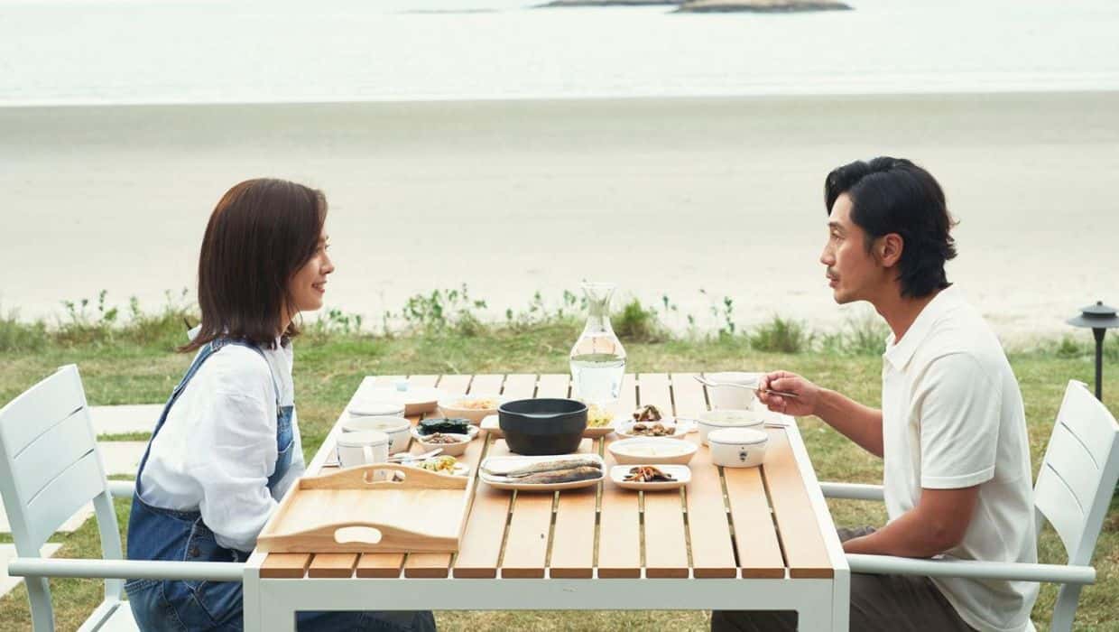 Han Ji-min as Cha Yi Hoo and Shin Ha-kyun as Kim Jae Hyun in 'Yonder' (Paramount+)