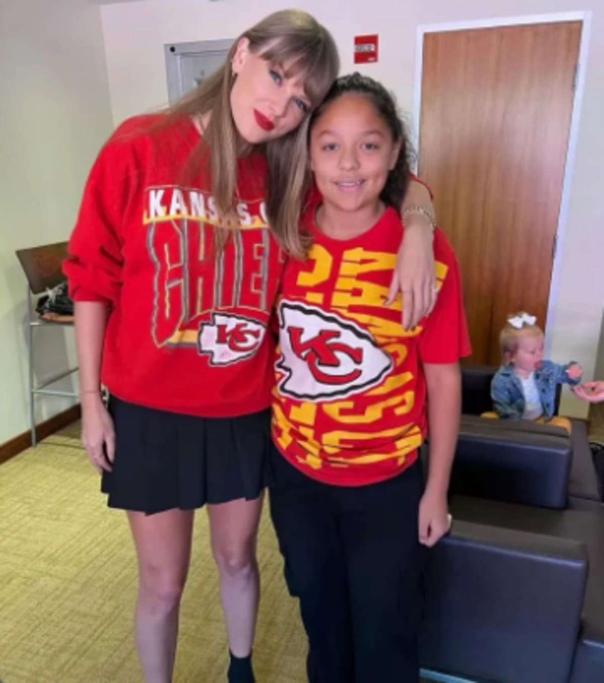 Taylor Swift posed with Patrick Mahomes' 12-year-old sister, Mia (@randimahomes/Instagram)