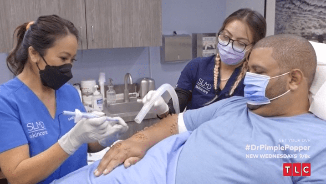 Dr Sandra Lee with her patient, Robert in 'Dr Pimple Popper' Season 8 (TLC)