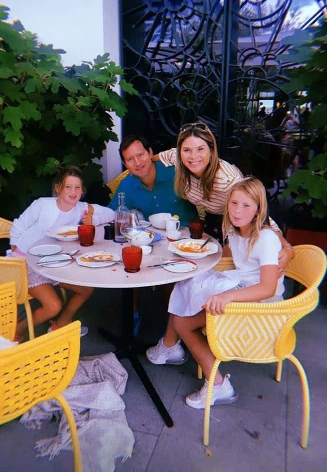 Jenna Bush Hager enjoying lunch with Henry, Mila, and Poppy (@jennabhager/Instagram)