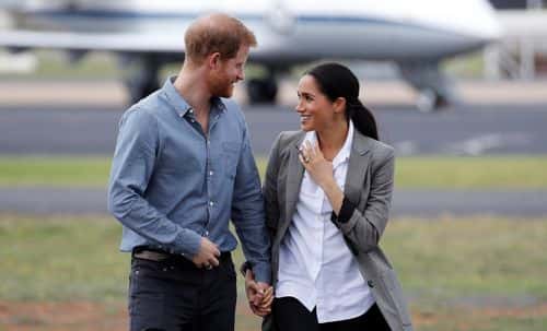 Prince Harry, Duke of Sussex and Meghan, Duchess of Sussex arrive at Dubbo Airport on October 17, 2018 in Dubbo, Australia. The Duke and Duchess of Sussex are on their official 16-day Autumn tour visiting cities in Australia, Fiji, Tonga and New Zealand. (Photo by Phil Noble - Pool/Getty Images)