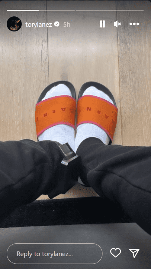 Tory Lanez flaunting his ankle monitor in his recent Instagram story (@torylanez/Instagram)
