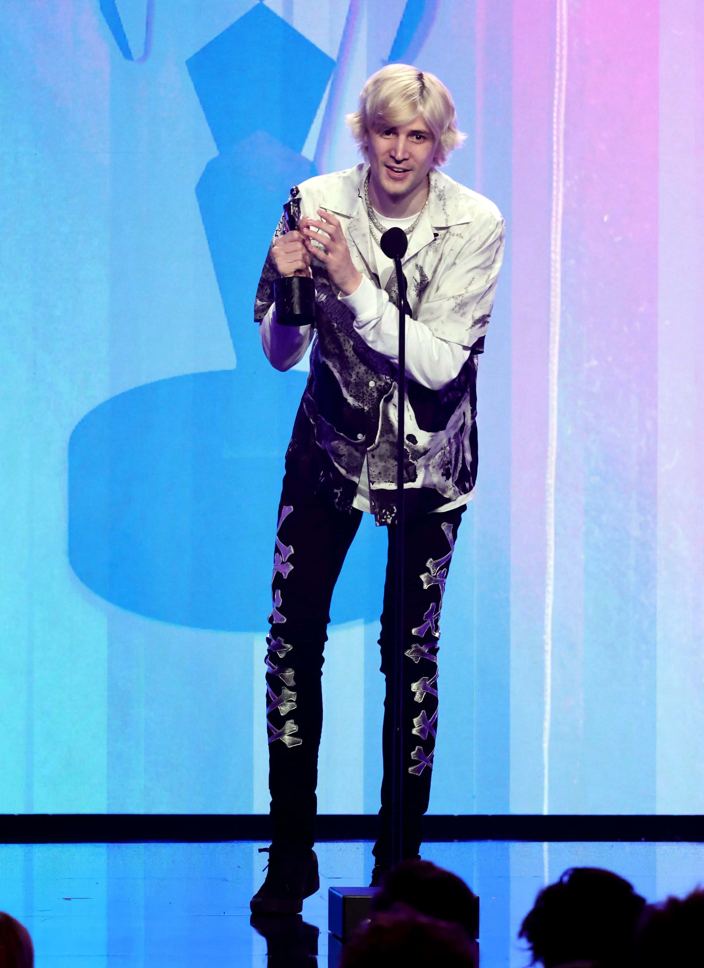 LOS ANGELES, CALIFORNIA - DECEMBER 04: Felix Lengyel (xQc) accepts the Just Chatting award onstage during the 2022 YouTube Streamy Awards at the Beverly Hilton on December 04, 2022 in Los Angeles, California. (Photo by Emma McIntyre/Getty Images for dick clark productions)