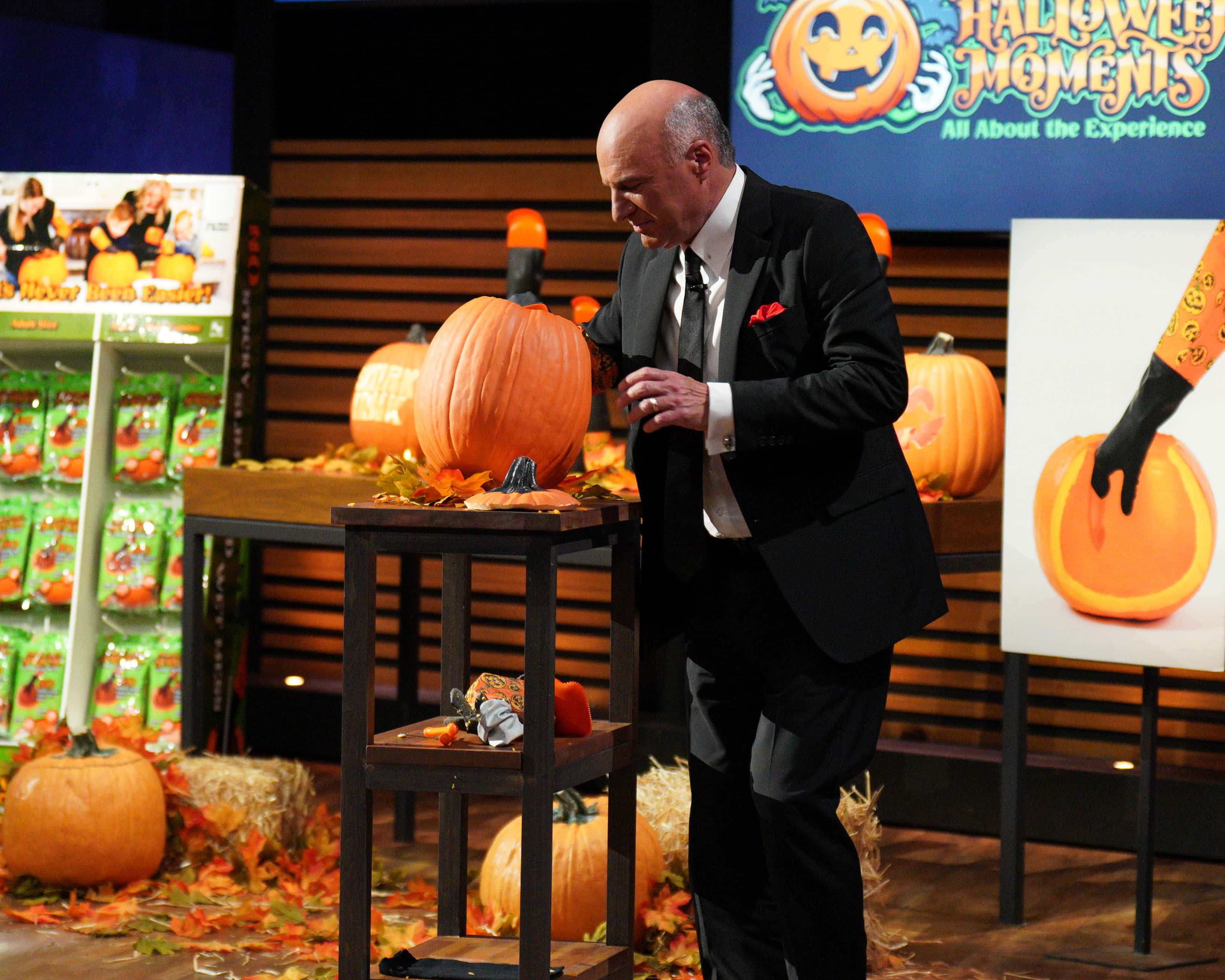 Kevin O'Leary tests out Halloween Moments' Pumpkin Glove Scraper on 'Shark Tank' (ABC)