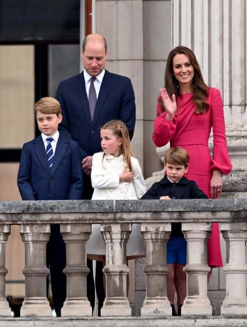(L-R) Queen Elizabeth II, Prince George of Cambridge, Prince William, Duke of Cambridge Princess Charlotte of Cambridge, Prince Louis of Cambridge and Catherine, Duchess of Cambridge stand on the balcony during the Platinum Pageant on June 05, 2022 in London, England. The Platinum Jubilee of Elizabeth II is being celebrated from June 2 to June 5, 2022, in the UK and Commonwealth to mark the 70th anniversary of the accession of Queen Elizabeth II on 6 February 1952.