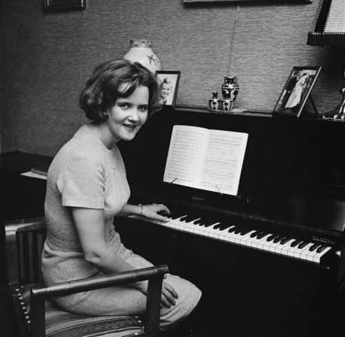 British actress June Elvin (1924 - 2019) playing the piano on March 1st, 1961. (Photo by Evening Standard/Hulton Archive/Getty Images)