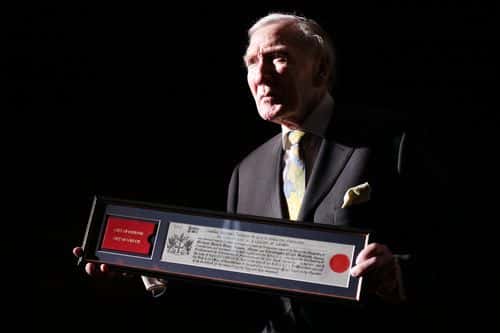 Veteran actor Leslie Phillips receives the Freedom of the City of London at The Guildhall on November 16, 2010 in London, England. Celebrating 60 years in show business, Leslie Phillips is a holder of an OBE and a CBE. The ancient right is believed to have first been bestowed in 1237 and enabled recipients to carry out their trade in the City of London. (Photo by Peter Macdiarmid/Getty Images)