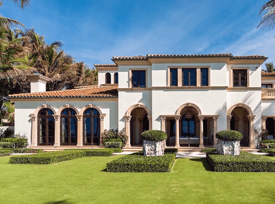 The entrance features a two-story foyer leading to a grand staircase (autralianews/YouTube)