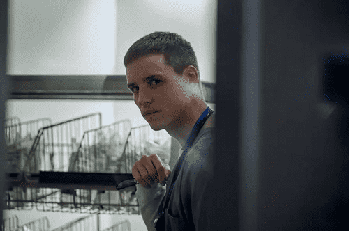 Eddie Redmayne in The Good Nurse. (Credit: Netflix)