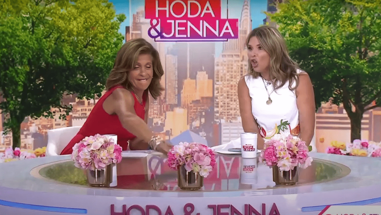Hoda Kotb shows Jenna Bush Hager how to remove ritz crackers crumbs from bed (@hodaandjenna/YouTube) 