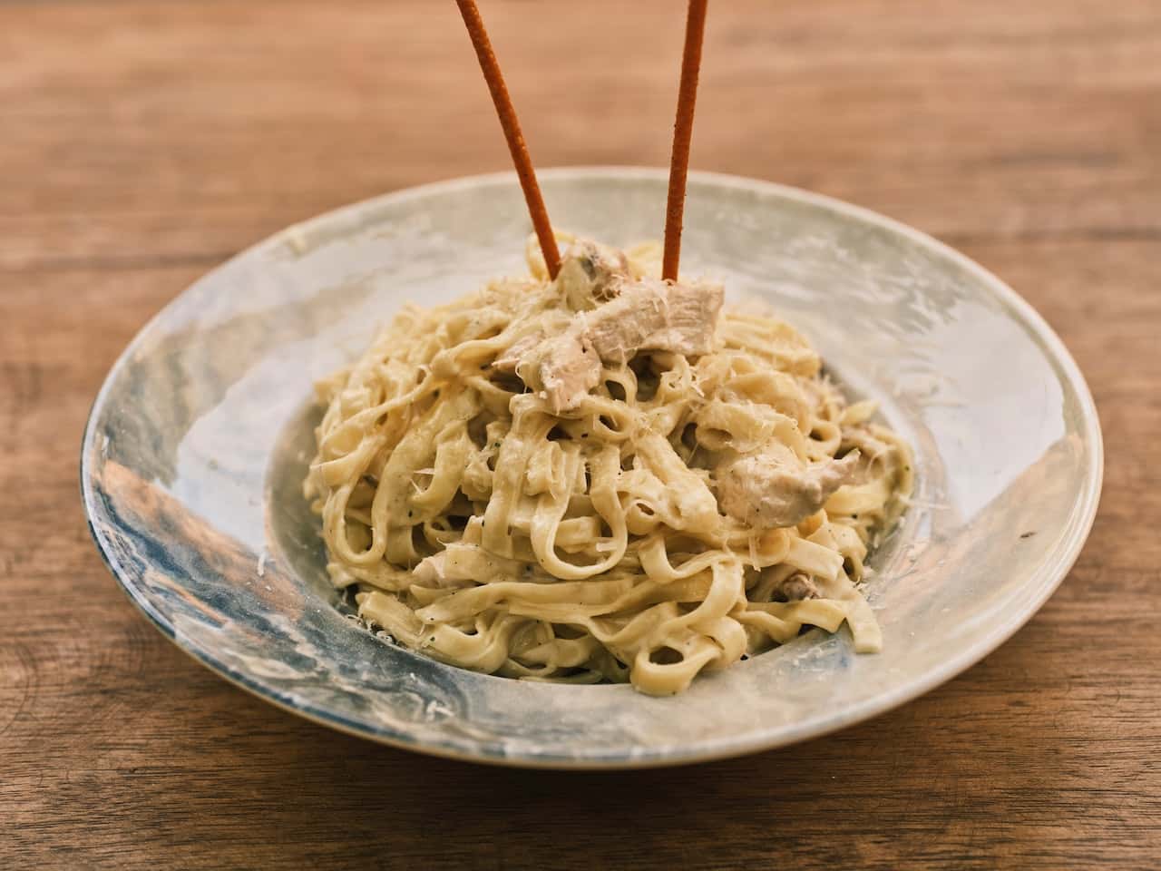 Chicken Alfredo Pasta (EnginAkyurt/pexels)