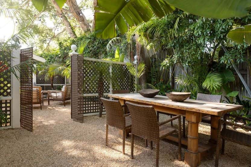 Ellen DeGeneres mansion's backyard (credits/Realtor.com)