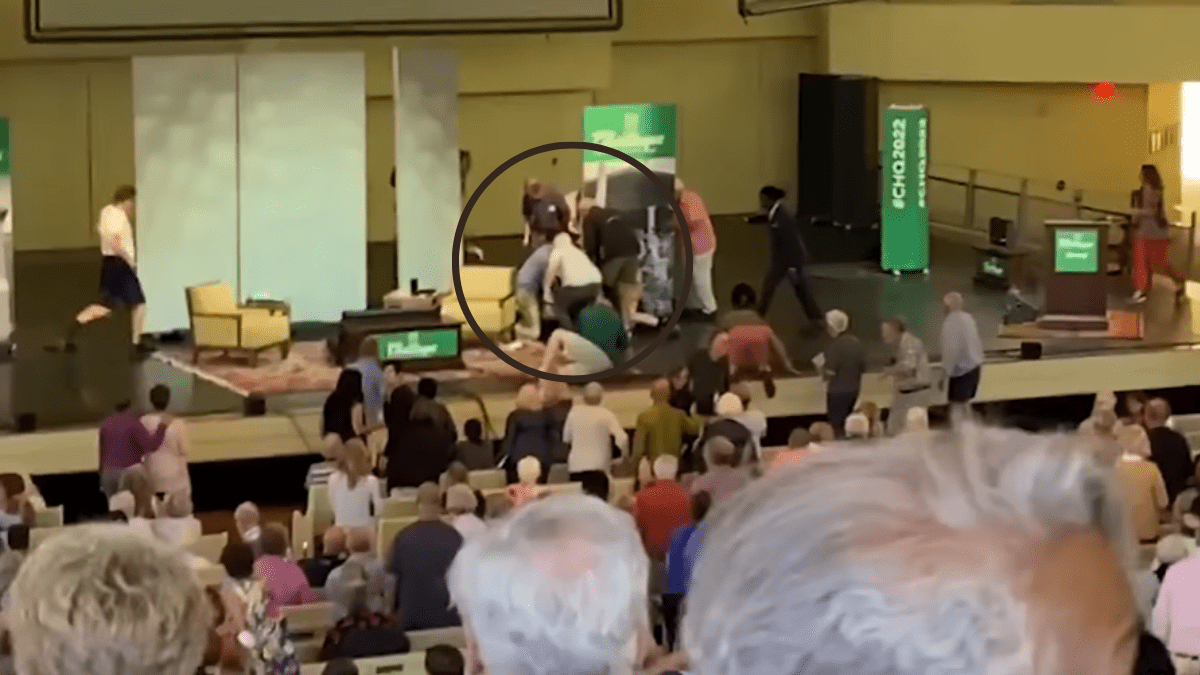 Hadi Matar ran on to the stage at Chautauqua Institution and stabbed Rushdie (CBS New York/YouTube)