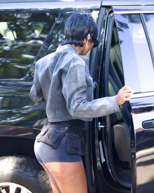 Juliana Nalu wore a low-neck black t-shirt along with a pair of hotpants ending right above her thighs. (Backgrid)