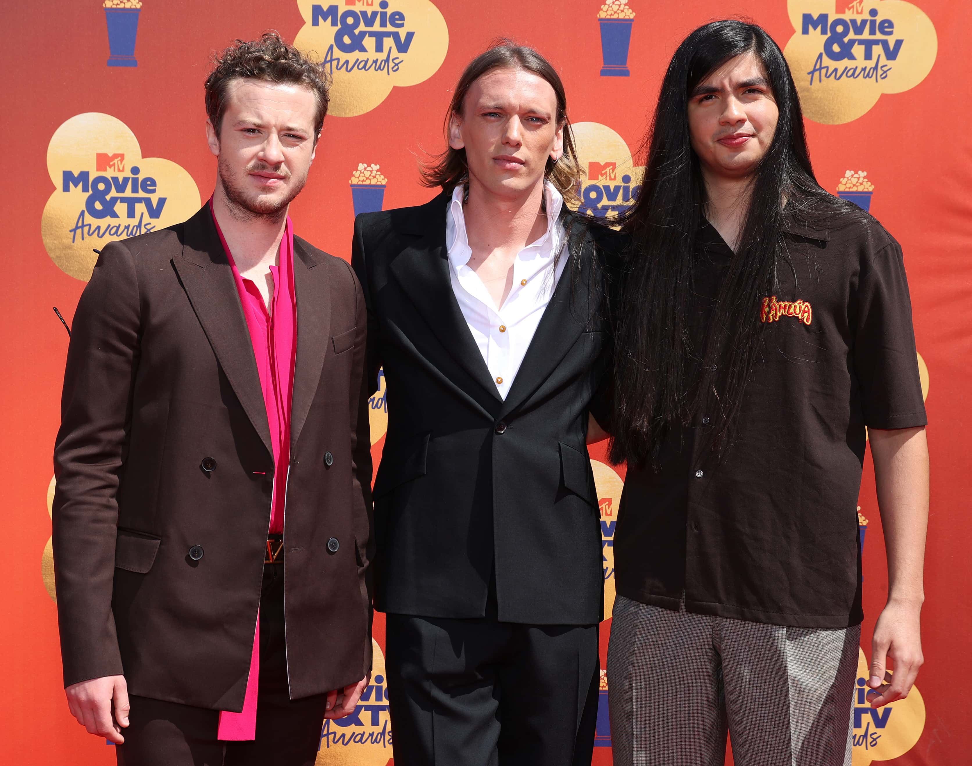 SANTA MONICA, CALIFORNIA - JUNE 05: (L-R) Joseph Quinn, Jamie Campbell Bower, and Eduardo Franco att