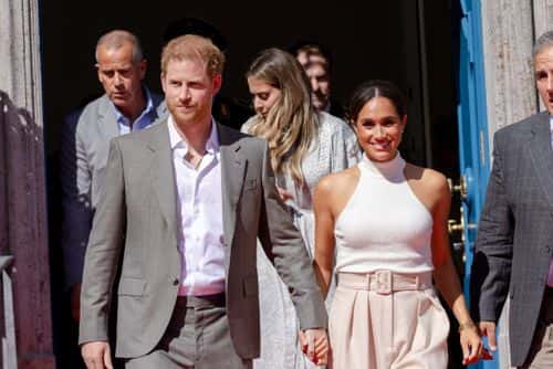 Prince Harry, Duke of Sussex and Meghan, Duchess of Sussex depart after a visit to Dusseldorf town hall as part of the Invictus Games Dusseldorf 2023 - One Year To Go events, on September 06, 2022 in Dusseldorf, Germany.