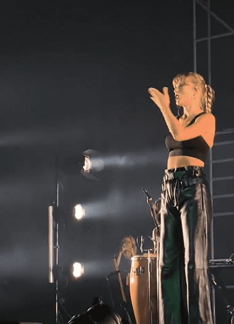 Taylor Swift surprised her fans during HAIM concert in London (Photos by Instagram@haimtheband/Twitter@viralmaterials)