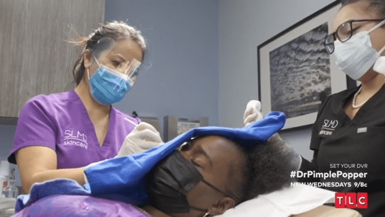Dr Lee with her patient, Alexis in 'Dr Pimple Popper' Season 8 (TLC)