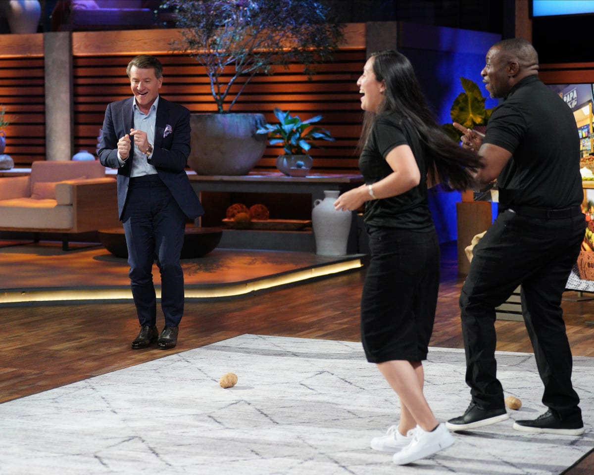 Robert Herjavec with Buena Papa Fry Bar founders in 'Shark Tank' Season 15 (ABC)